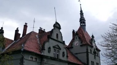 Kale Schonborn havadan görünümü Karpatlar, Ukrayna, Zakarpatska oblast'en güzel ve ünlü binalardan biridir. Doğu Karpat Dağları