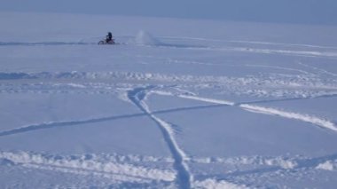 Motosiklet binici karlı motocross parça. Kar üzerinde MX binici. Motor, motokros kış sezon yarış Motocross rider. Kışın motocross karlı yolda yarış motosiklet sürmek. 