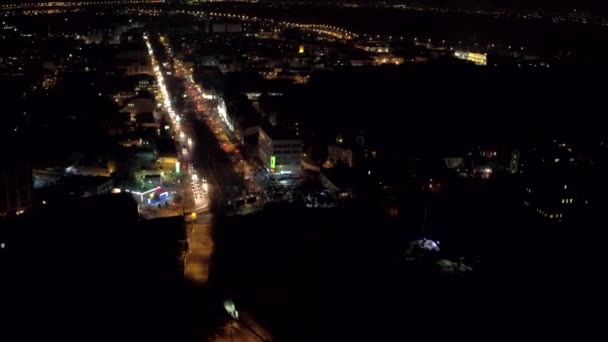 Tiro Aéreo Noite Cidade Telhados Ruas Tráfego Noturno Com Luzes — Vídeo de Stock