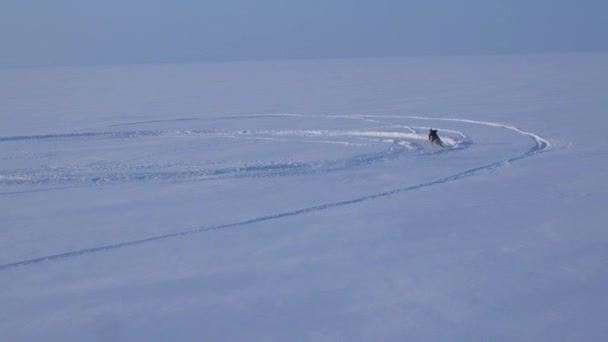 Motociclista Pista Motocross Nevado Cavaleiro Neve Motocross Piloto Bicicleta Corrida — Vídeo de Stock