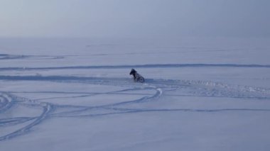 Motosiklet binici karlı motocross parça. Kar üzerinde MX binici. Motor, motokros kış sezon yarış Motocross rider. Kışın motocross karlı yolda yarış motosiklet sürmek. 