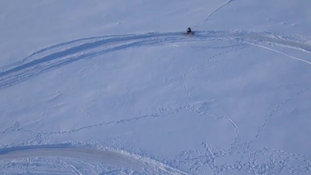 雪に覆われたモトクロス トラックにバイク ライダー 雪の上の ライダー バイク モトクロス冬シーズンのレースのモトクロス ライダー レーサー バイクに乗って冬の雪に覆われたモトクロス — ストック動画