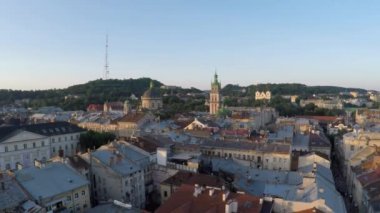 Havadan görünümü eski Avrupa cityscape, çatılar, Lviv, binaları ve sokakları, Ukrayna. 