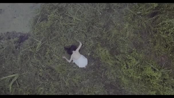 霧の中の芝生のフィールドで実行されている白いドレスの空中撮影少女 — ストック動画