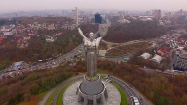 Kiev, Ukrayna'nın başkenti vatan anıt havadan görünümü. Kiev anıtsal heykel. Heykel Müzesi Ukrayna ikinci dünya savaşı tarihinin bir parçasıdır 