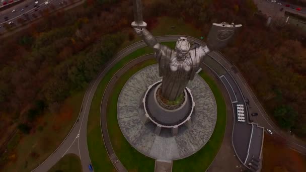 航空は ウクライナの首都キエフで祖国記念碑を表示します キエフでの記念碑的な像 彫刻は第二次世界大戦のウクライナの歴史博物館の一部 — ストック動画