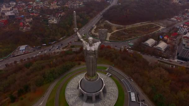 航空は ウクライナの首都キエフで祖国記念碑を表示します キエフでの記念碑的な像 彫刻は第二次世界大戦のウクライナの歴史博物館の一部 — ストック動画