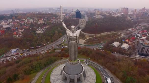 Luchtfoto Van Het Moederland Monument Kiev Hoofdstad Van Oekraïne Monumentaal — Stockvideo