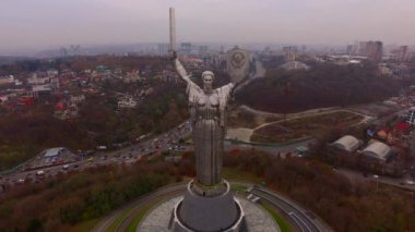 Kiev, Ukrayna'nın başkenti vatan anıt havadan görünümü. Kiev anıtsal heykel. Heykel Müzesi Ukrayna ikinci dünya savaşı tarihinin bir parçasıdır 