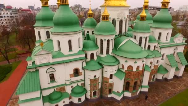 在基辅的圣索菲亚大教堂鸟图 乌克兰 秋天基辅的建筑 宗教和历史古迹 — 图库视频影像