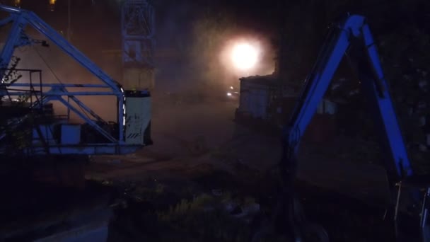 Vedere Aeriană Mașină Veche Părăsește Fabrica Ceață Abandonată Timp Noapte — Videoclip de stoc