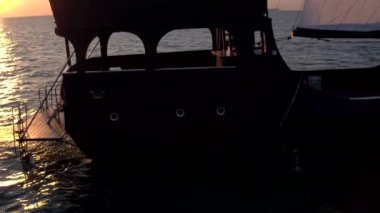 Havadan görünümü yelkenli gemi yelken Karadeniz üzerinde Ukrayna. Yelkenli deniz ve kuru yük gemisini.