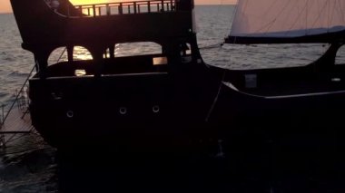 Havadan görünümü yelkenli gemi yelken Karadeniz üzerinde Ukrayna. Yelkenli deniz ve kuru yük gemisini.