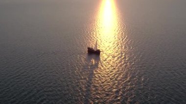 Havadan görünümü yelkenli gemi yelken Karadeniz üzerinde Ukrayna. Yelkenli deniz ve kuru yük gemisini.