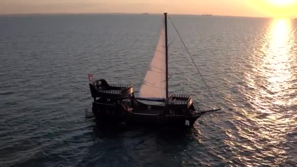 ウクライナ黒海に空撮のセーリング船海と乾燥した貨物船のヨット — ストック動画