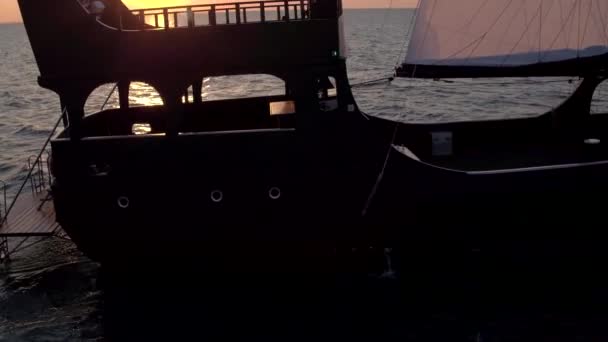 Vue aérienne voilier naviguant sur la mer Noire, Ukraine. Voilier en mer et cargo sec .