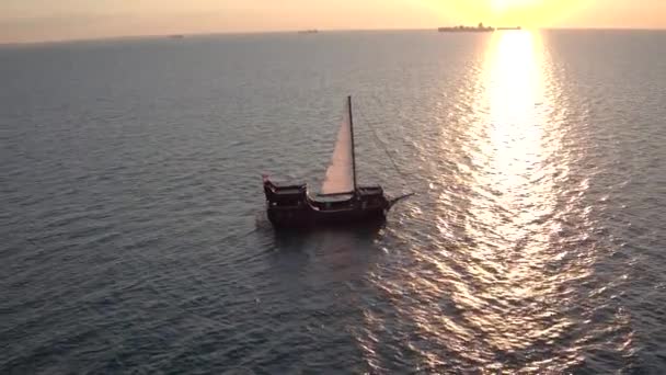 Luchtfoto Zeilschip Zeilen Aan Zwarte Zee Oekraïne Zeilboot Zee Droge — Stockvideo