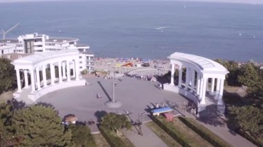 Havadan görünümü karadeniz deniz şehir. Deniz kıyısı ve tatilcilerin insanlar plajda, plaj şemsiyeleri