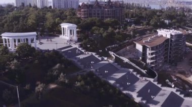 Havadan görünümü karadeniz deniz şehir. Deniz kıyısı ve tatilcilerin insanlar plajda, plaj şemsiyeleri