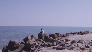 Kadın ve çocuklar kumsalda oynarken siting ile havadan görünümü Yalı
