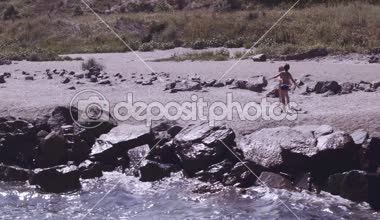 Kadın ve çocuklar kumsalda oynarken siting ile havadan görünümü Yalı