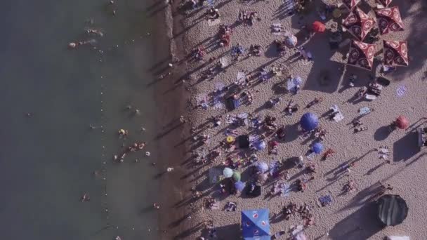 鸟鸟观黑海上的海洋城市 海滨和度假者在海滩上的人 海滩遮阳伞 — 图库视频影像