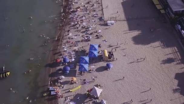 鸟鸟观黑海上的海洋城市 海滨和度假者在海滩上的人 海滩遮阳伞 — 图库视频影像