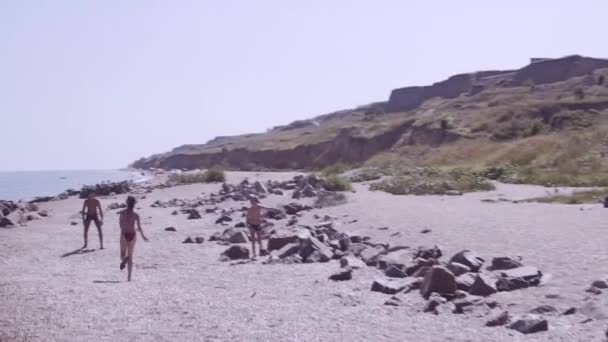 Vista Aérea Costa Marítima Com Mulher Localização Crianças Brincando Praia — Vídeo de Stock