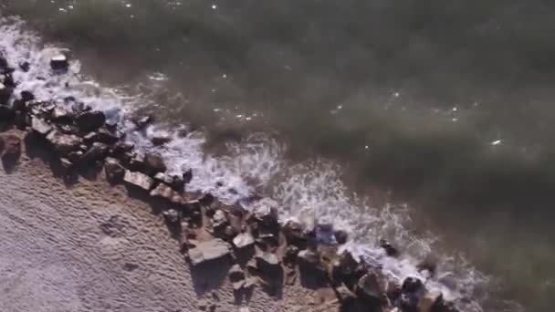 Flygfoto Svarta Havet Strand Stenar Havet Surf Sand — Stockvideo