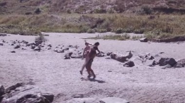 Kadın ve çocuklar kumsalda oynarken siting ile havadan görünümü Yalı