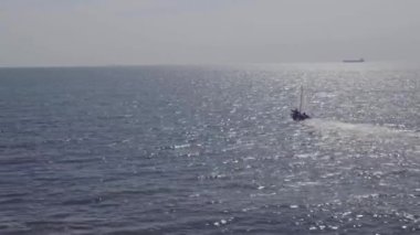 Bir Yelkenli Yat deniz hava çekimleri. Denizde Güneşli bir gün. Erkek ve kadın denizde yatta yelken