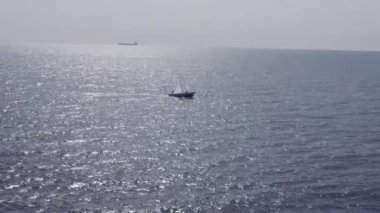 Bir Yelkenli Yat deniz hava çekimleri. Denizde Güneşli bir gün. Erkek ve kadın denizde yatta yelken