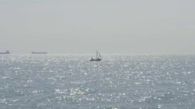 Bir Yelkenli Yat deniz hava çekimleri. Denizde Güneşli bir gün. Erkek ve kadın denizde yatta yelken