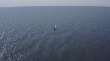 Bir Yelkenli Yat deniz hava çekimleri. Denizde Güneşli bir gün. Erkek ve kadın denizde yatta yelken