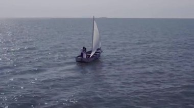 Bir Yelkenli Yat deniz hava çekimleri. Denizde Güneşli bir gün. Erkek ve kadın denizde yatta yelken