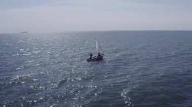Bir Yelkenli Yat deniz hava çekimleri. Denizde Güneşli bir gün. Erkek ve kadın denizde yatta yelken