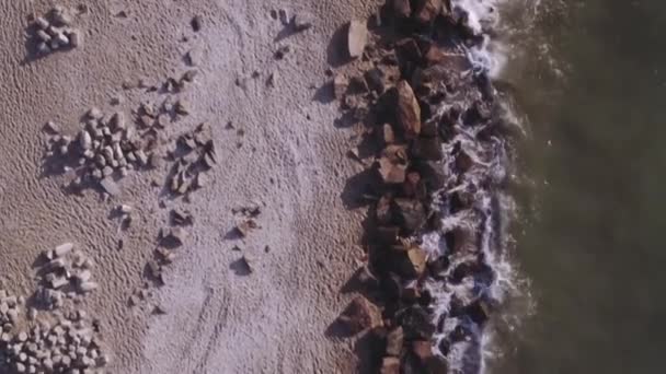 Luftaufnahme Schwarzes Meer Strand Steine Brandung Sand — Stockvideo