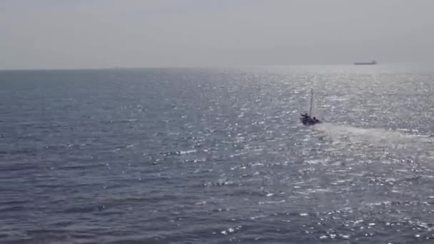 海でのセーリング ヨット船型の空中撮影 海で晴れた日は 男と女の海をヨットでセーリング — ストック動画