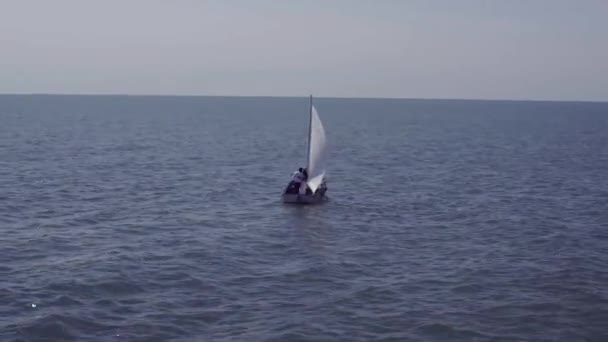 Аэросъемка Парусной Яхты Море Солнечный День Море Мужчина Женщина Плывут — стоковое видео