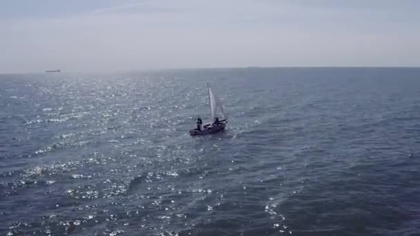 Tiro Aéreo Iate Vela Mar Dia Ensolarado Mar Homem Mulher — Vídeo de Stock
