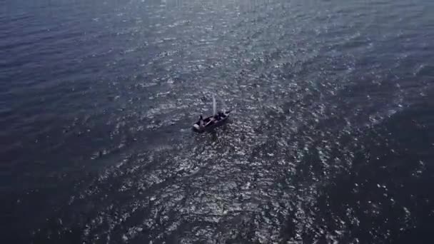 Antennen Fotograferar Segelbåt Havet Solig Dag Havet Man Och Kvinna — Stockvideo