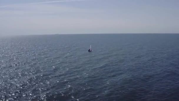 Luftaufnahmen Einer Segeljacht Meer Sonniger Tag Auf See Mann Und — Stockvideo