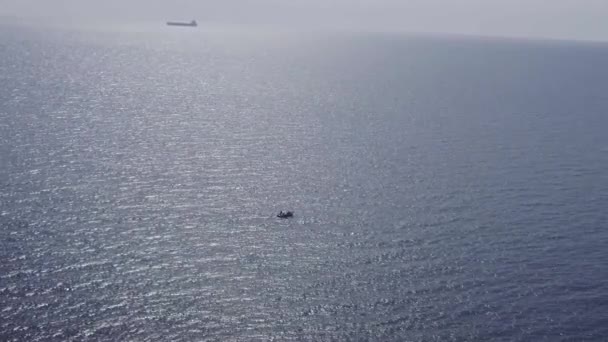 Letecké Střílečky Plachetní Jachty Moři Slunečný Den Moři Muž Žena — Stock video