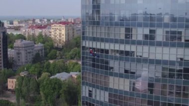 Gökdelen pencere yıkama şehir ve pencere temizleyiciler cam gökdelen hava görünümünü. Parus gökdelen. Kiev şehri. Ukrayna