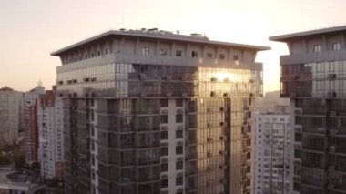Hava üstten görünüm gece city, gece şehir hayatı, arabalar, sokaklar, insanlar, binalar. Gece şehir ışıkları ve trafik ışıkları, sakin yaşam. Kiev şehri. Europe