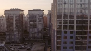 Hava üstten görünüm gece city, gece şehir hayatı, arabalar, sokaklar, insanlar, binalar. Gece şehir ışıkları ve trafik ışıkları, sakin yaşam. Kiev şehri. Europe