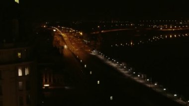 Hava üstten görünüm gece city, gece şehir hayatı, arabalar, sokaklar, insanlar, binalar. Gece şehir ışıkları ve trafik ışıkları, sakin yaşam. Kiev şehri. Europe