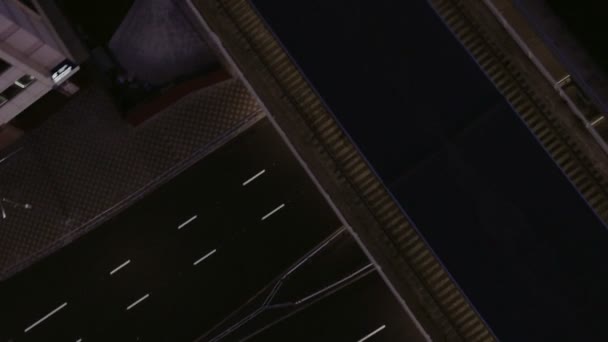 Vue aérienne de la ville de nuit, vie nocturne de la ville, voitures, rues, personnes, bâtiments. Lumières nocturnes et feux de circulation, vie calme. La ville de Kiev. Europe 