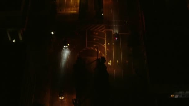 Luftaufnahme Nachtstadt Nachtleben Autos Straßen Menschen Gebäude Nachtbeleuchtung Und Ampeln — Stockvideo