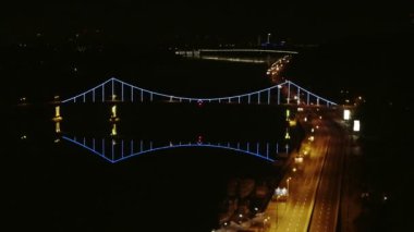 Kiev, Ukrayna Hava görünümünü yaya Bridge'de gece. Dnieper Nehri. Posta alanı, Kiev, nehir iskele